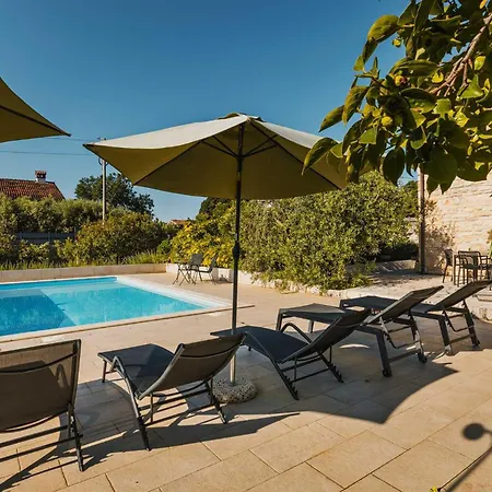 Castelo By Awaytocroatia Буйе